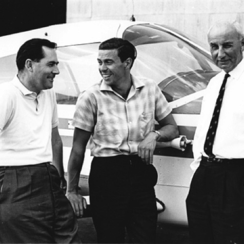 Pendant la Tasman Cup, Jack Brabham, Jim et Geoff Sykes devant se Piper Commanche de Brabham